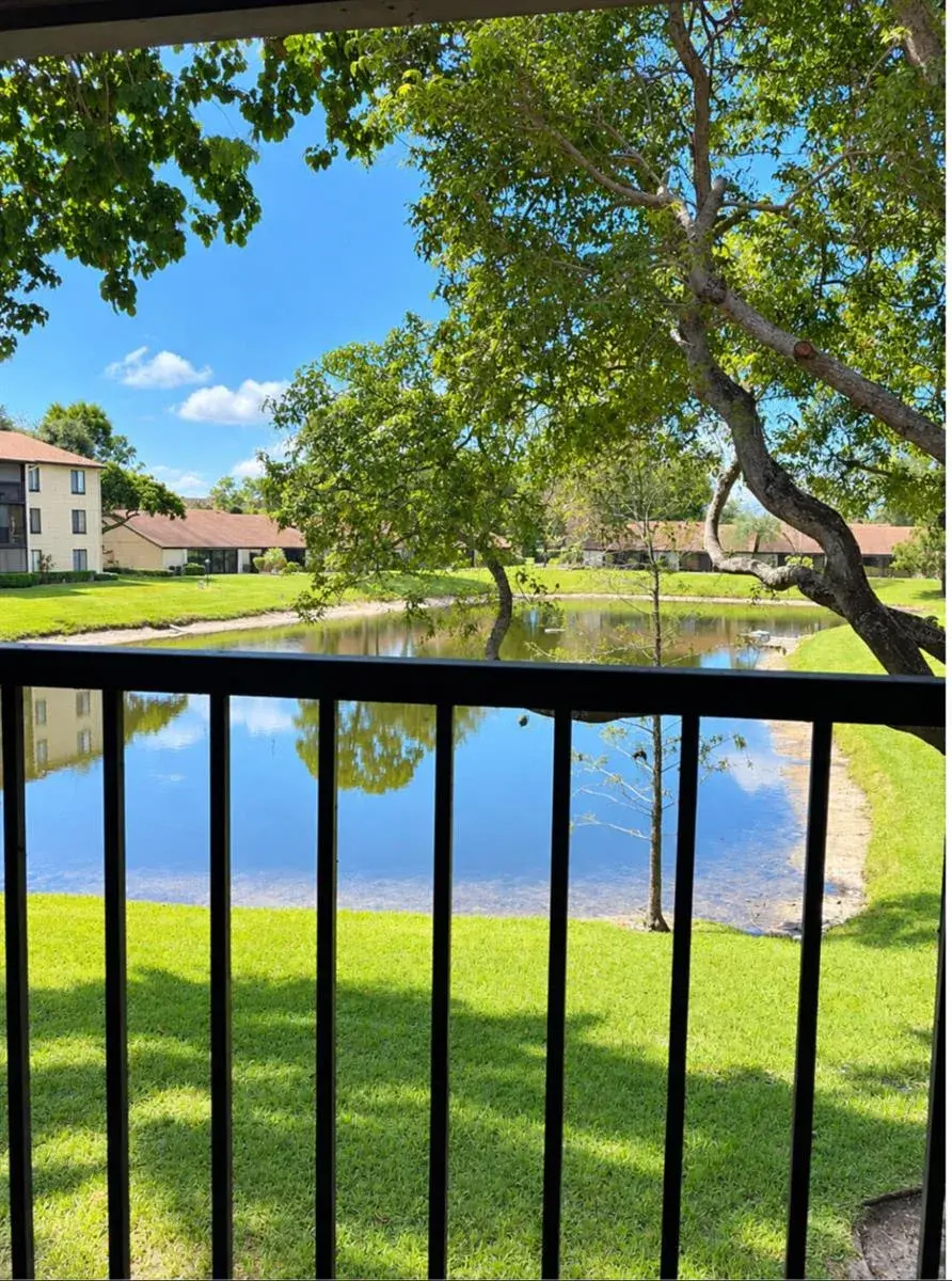 2 bedroom 2 bath Residential for sale at 610 Sea Pine Way # H2, FL 33415