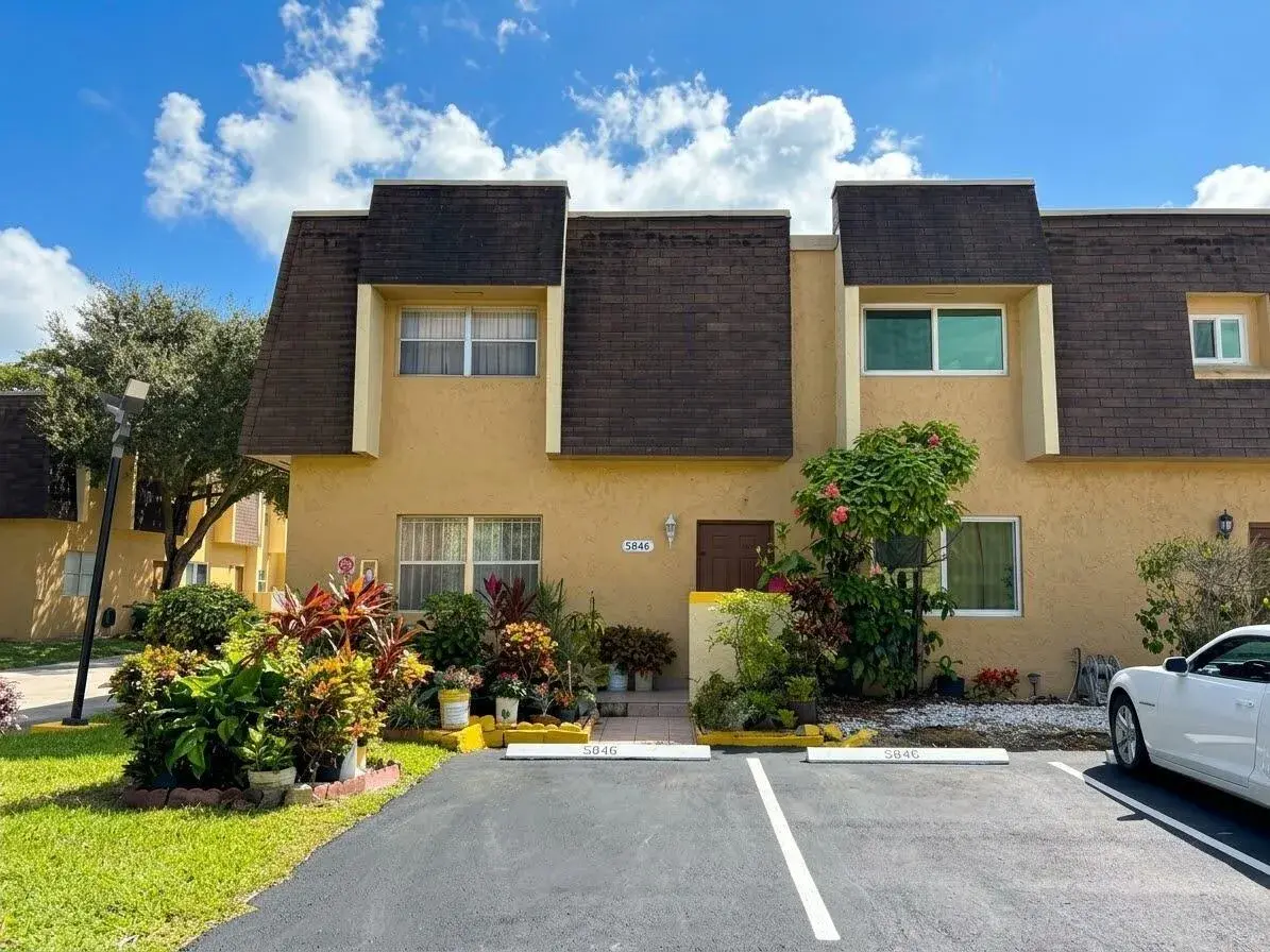 3 bedroom 2 bath Residential for sale at 5846 BLUEBERRY Court # 69, Lauderhill FL 33313