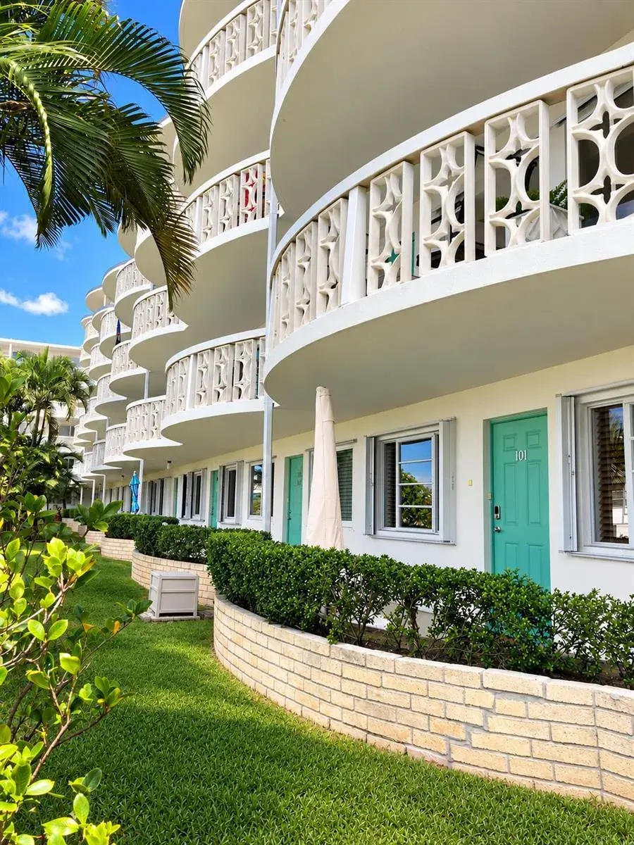 2 bedroom 2 bath Residential for sale at 2381 SUNSET Avenue # 101, FL 33461