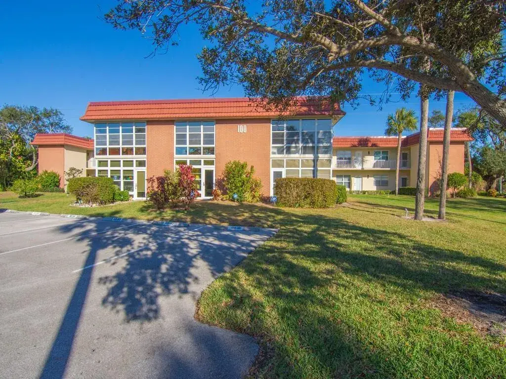2 bedroom 2 bath Residential for sale at 100 SPRING LAKE Drive # 107, Vero Beach FL 32962