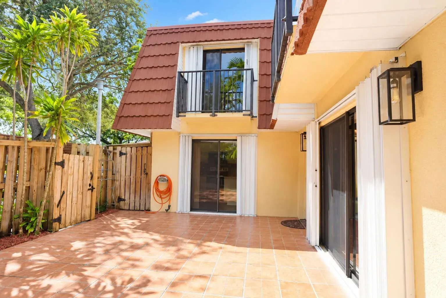 9851 NW 6th Place, Plantation FL 33324