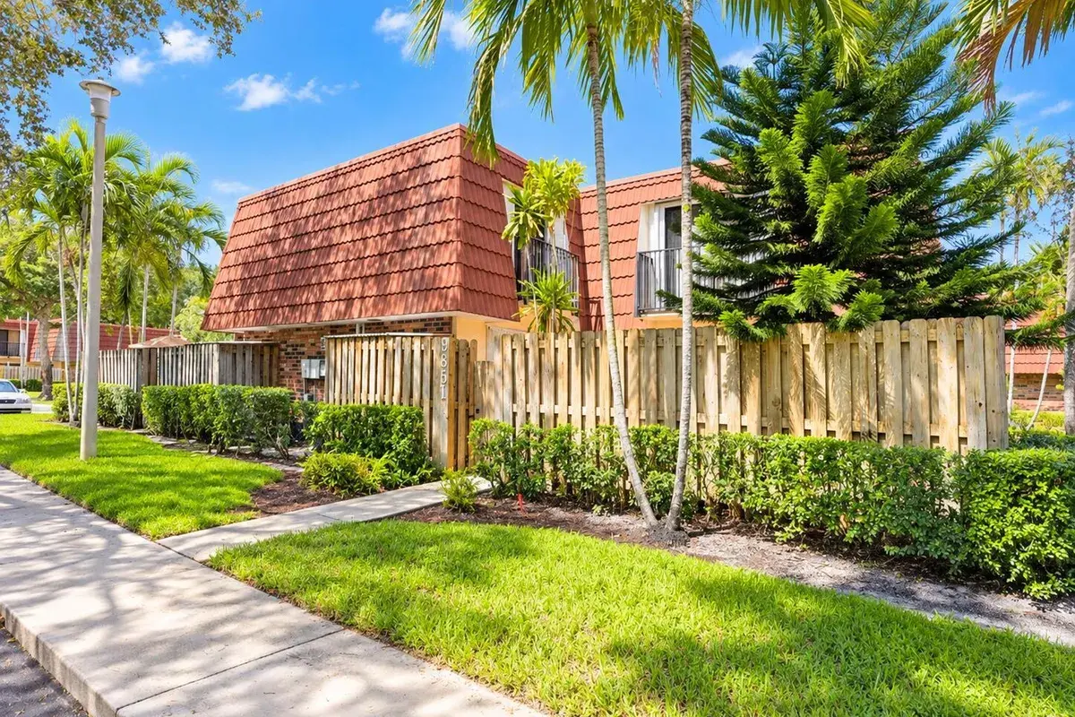 9851 NW 6th Place, Plantation FL 33324