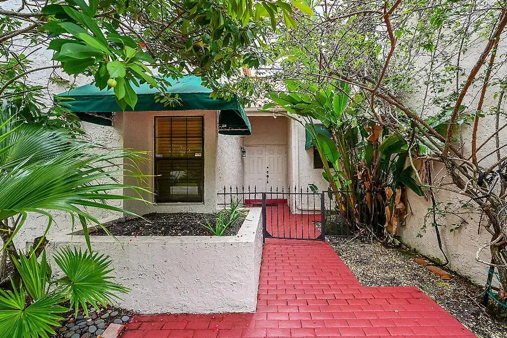 6130 Via Tierra Drive, Boca Raton FL 33433