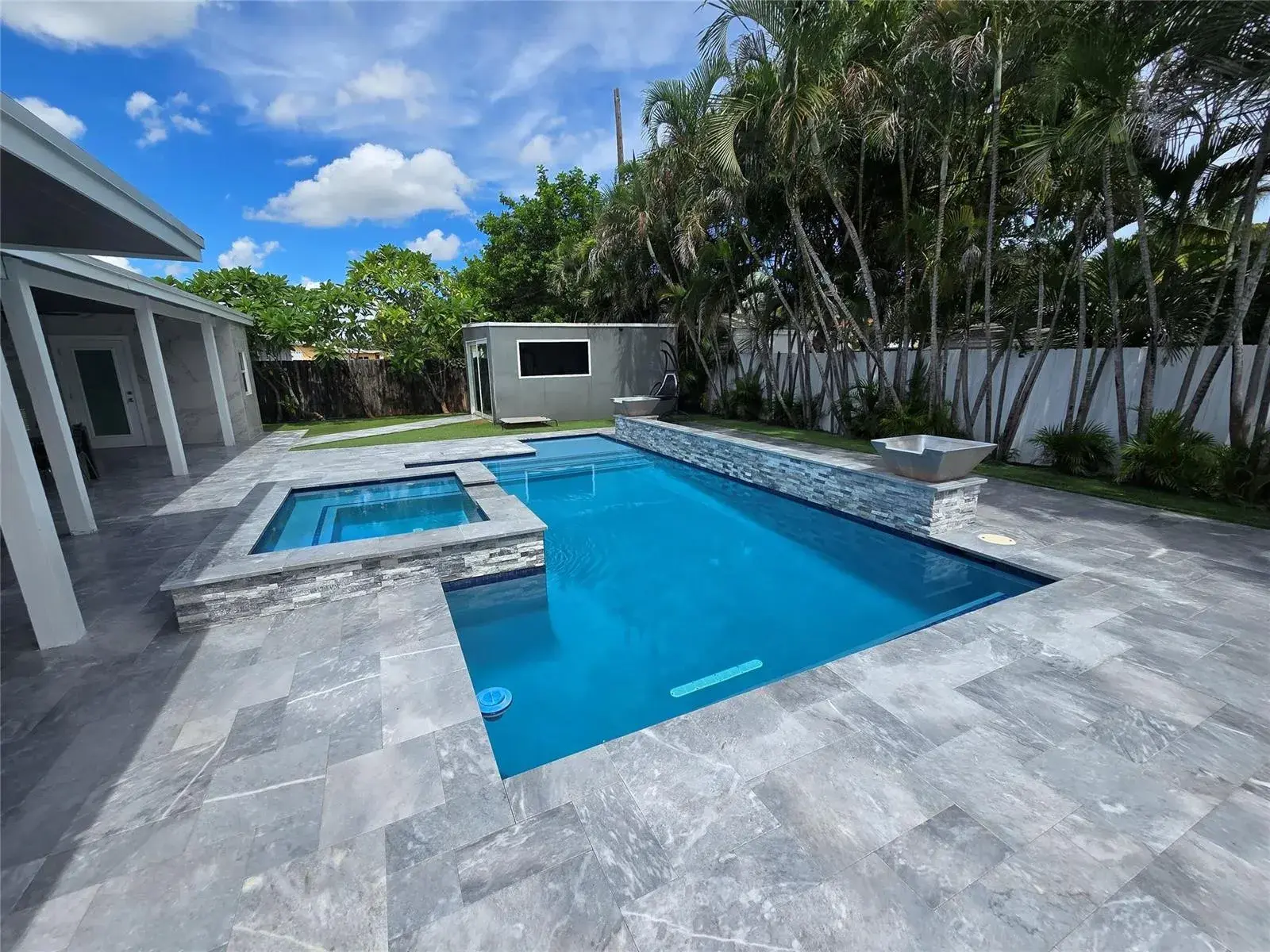 2340 NE 8th Avenue, Pompano Beach FL 33064