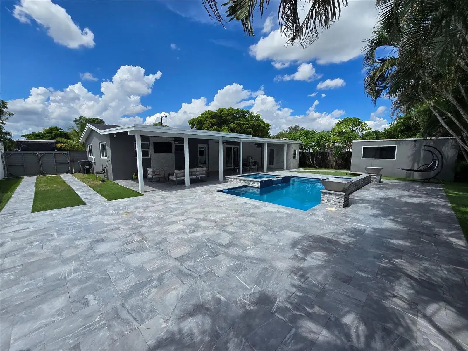 2340 NE 8th Avenue, Pompano Beach FL 33064