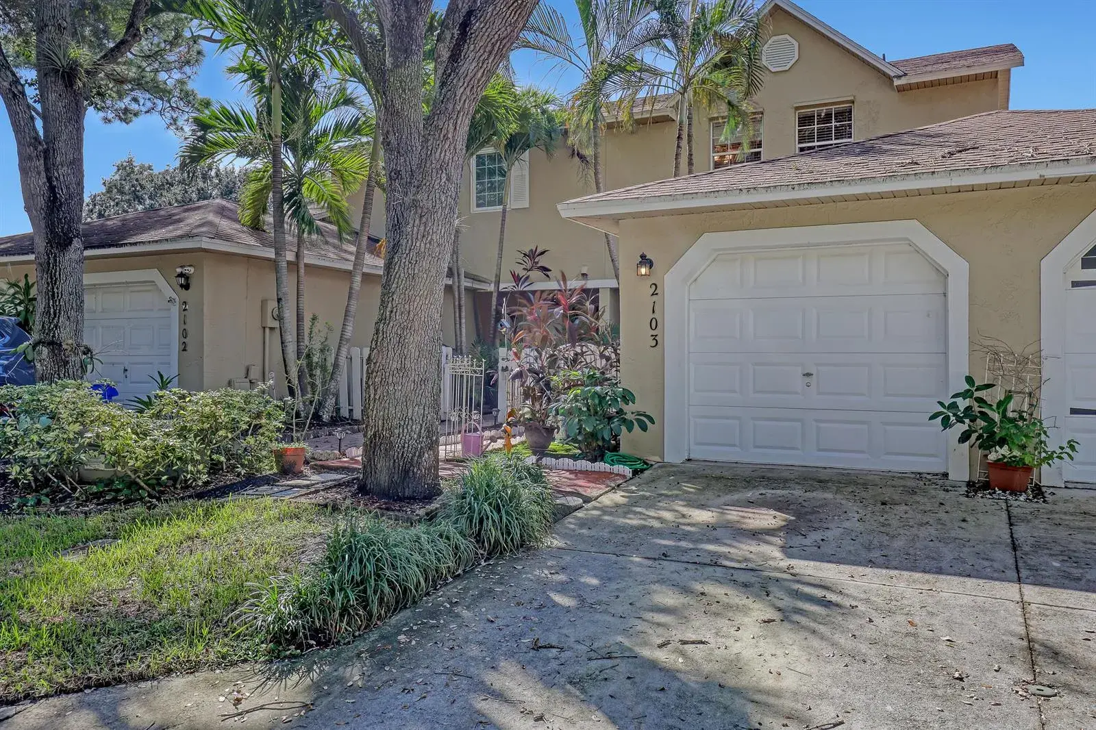 3 bedroom 2 bath Residential for sale at 2103 MAPLEWOOD Drive, FL 33415