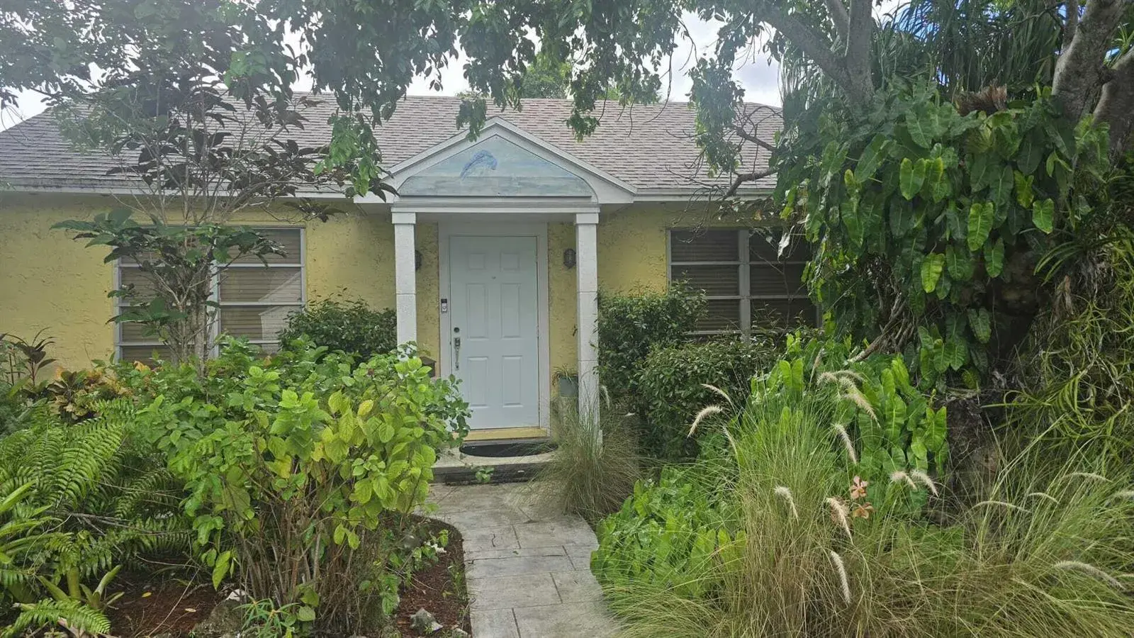 5 bedroom 2 bath Residential for sale at 209 S Palmway, FL 33460