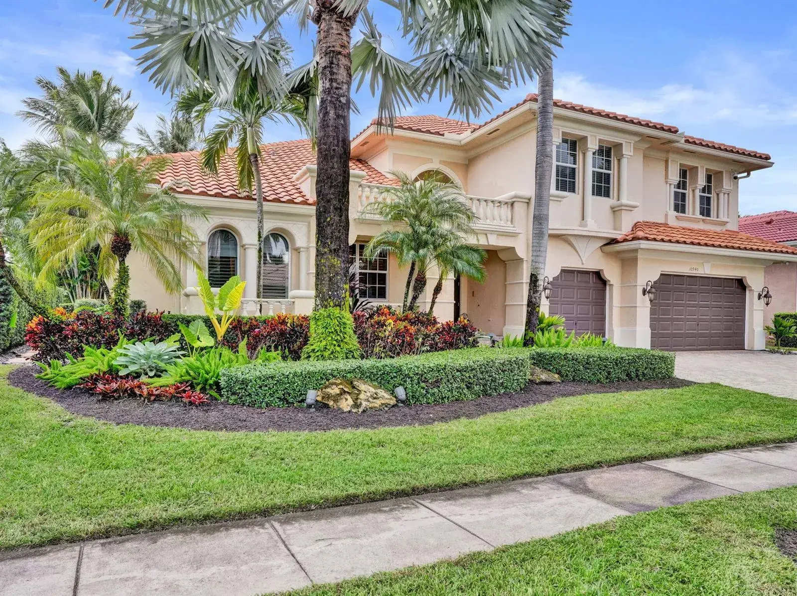 5 bedroom 4 bath Residential for sale at 10940 HAWKS VISTA Street, Plantation FL 33324
