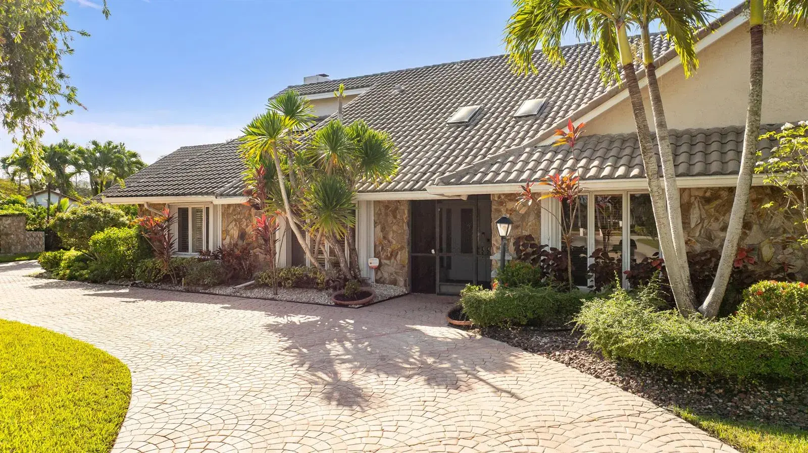 5 bedroom 4 bath Residential for sale at 8610 BANYAN Way, Tamarac FL 33321