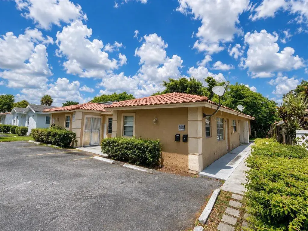 2 bedroom 2 bath for sale at 4125 WOODSIDE Drive # 4, Coral Springs FL 33065