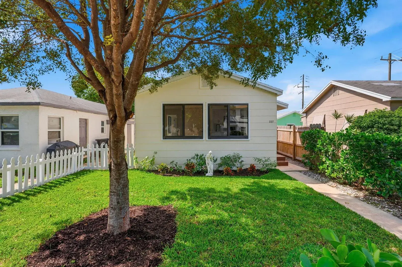2 bedroom 2 bath Residential for sale at 327 N H Street, FL 33460