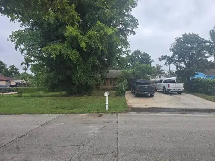3 bedroom 2 bath Residential for sale at 4758 CLINTON Boulevard, FL 33463