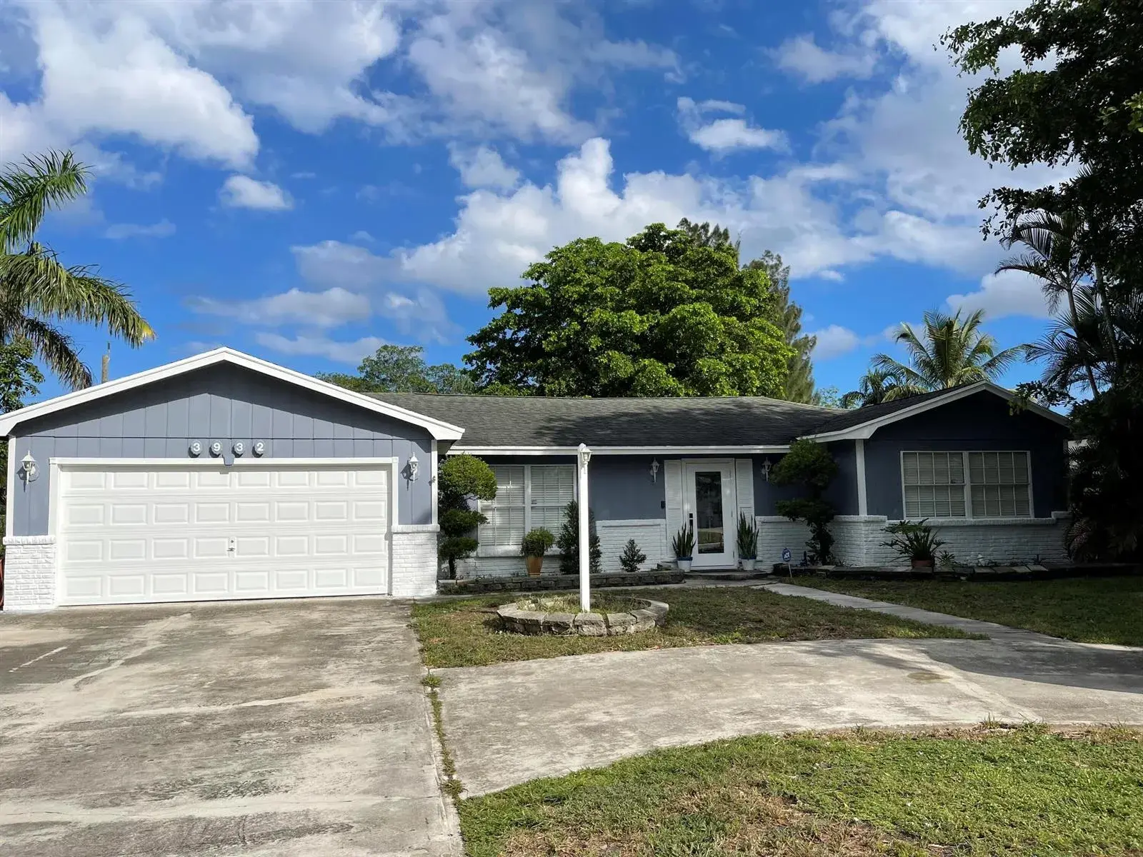 3 bedroom 3 bath Residential for sale at 3932 CORRIGAN Court, Palm Springs FL 33461