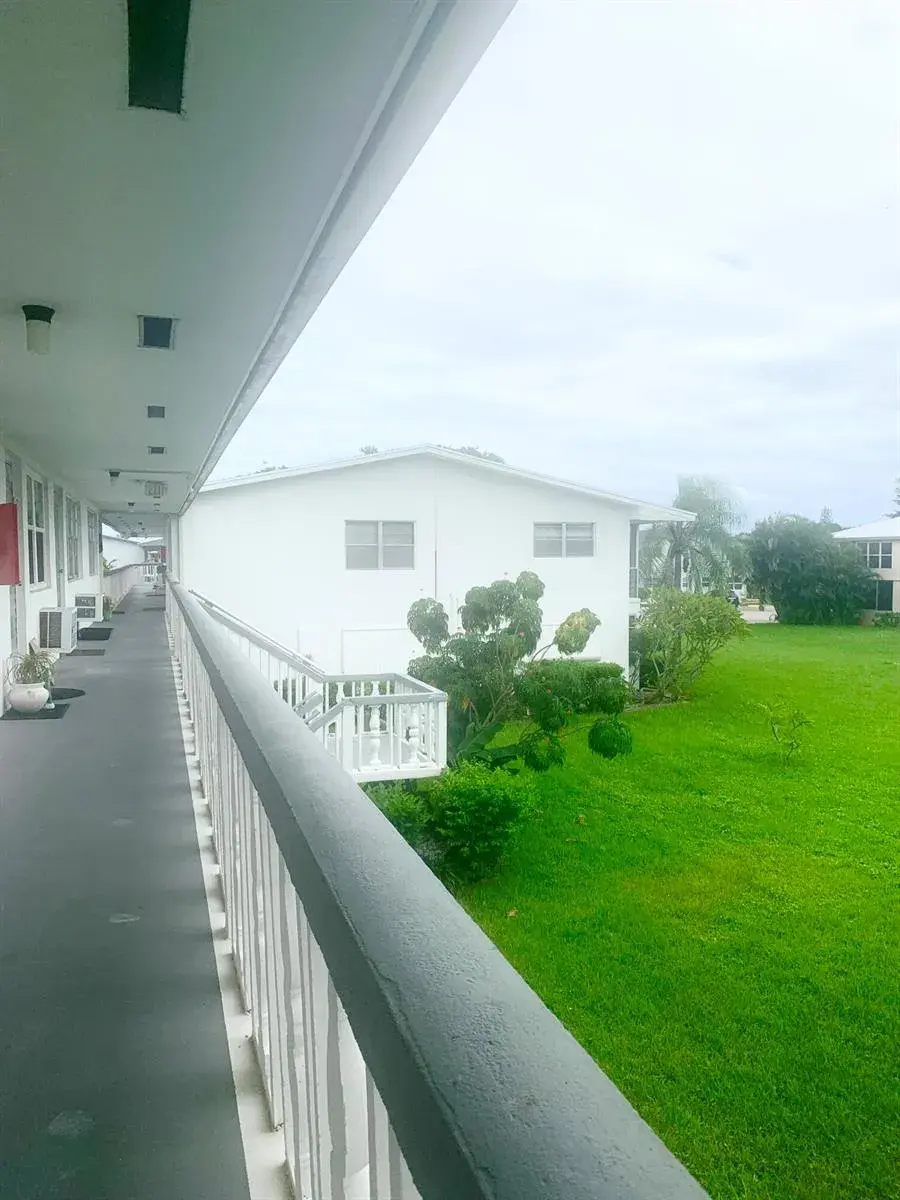 1 bedroom 1 bath Residential for sale at 137 Coventry F, West Palm Beach FL 33417