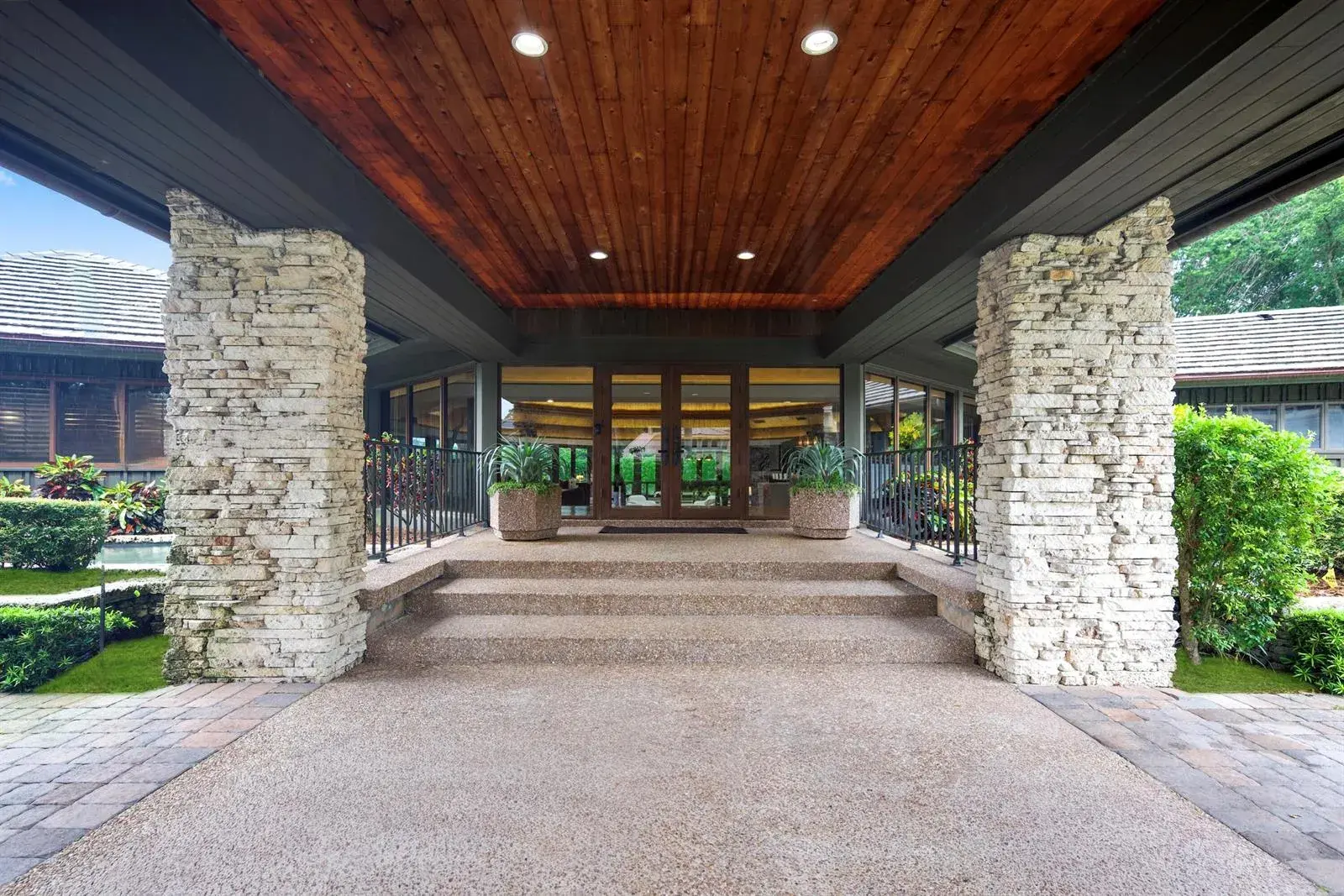 19700 Oakbrook Circle, Boca Raton FL 33434