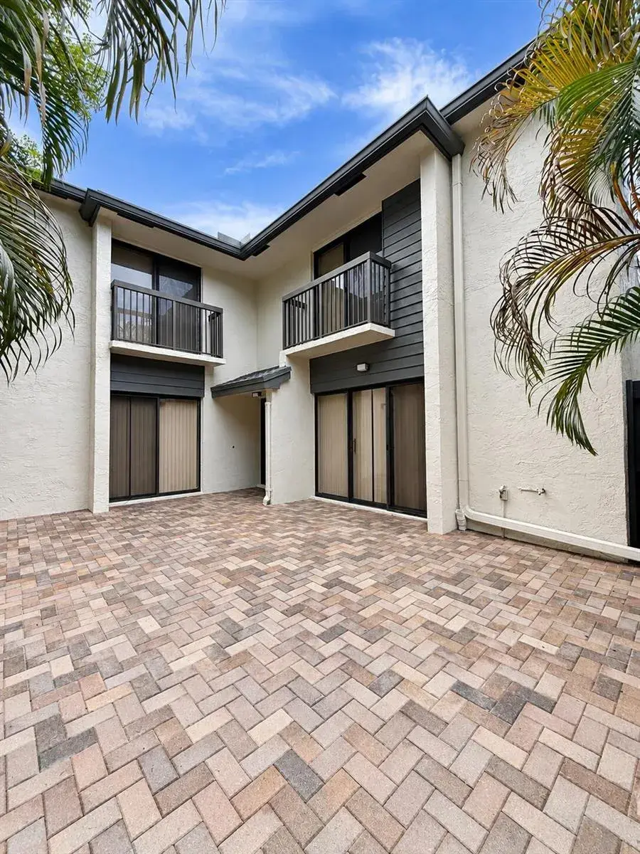 2 bedroom 2 bath Residential for sale at 3205 Cocoplum Circle, Coconut Creek FL 33063