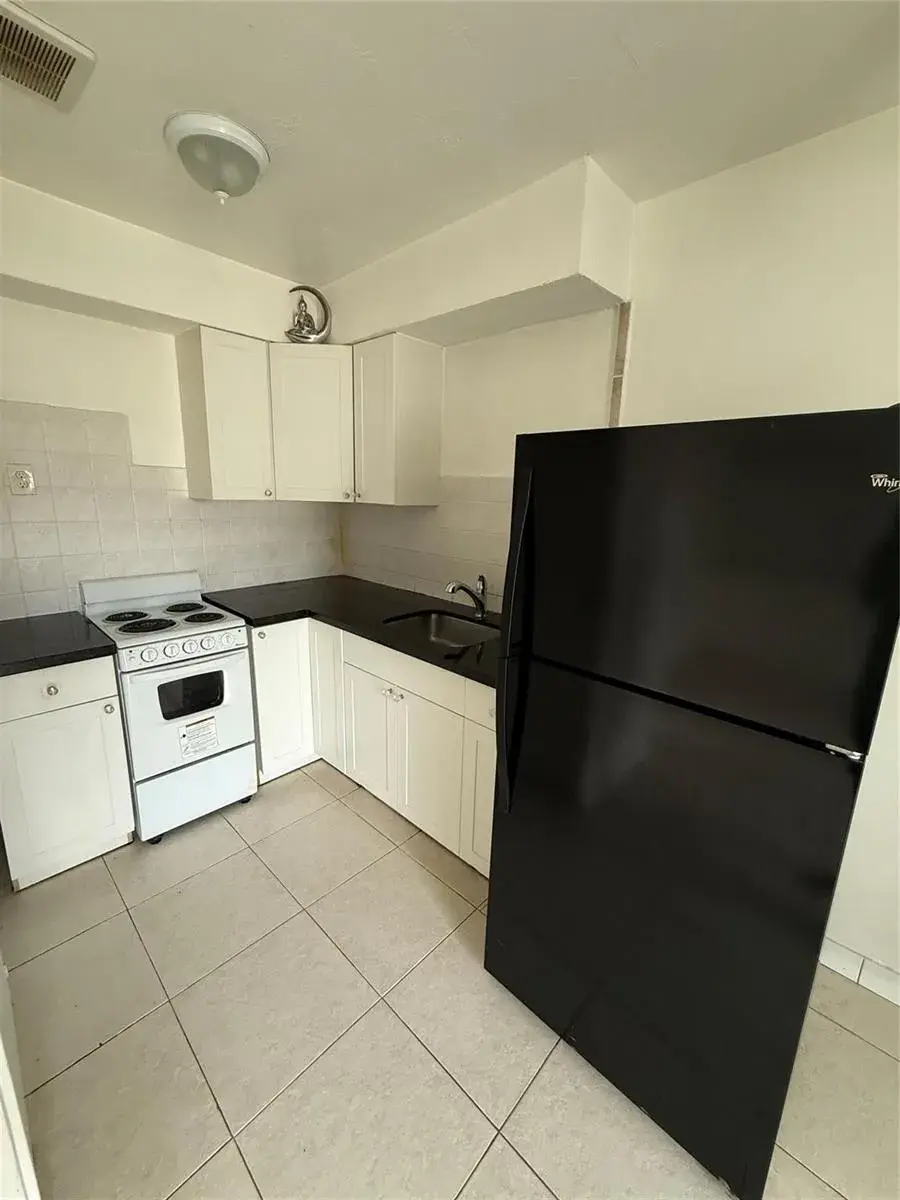1 bedroom 1 bath Residential Lease for rent at 2213 Lincoln Street, Hollywood FL 33020