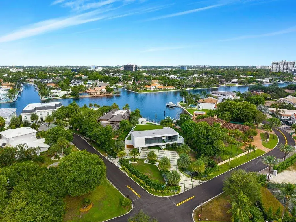 19 Gatehouse Road, Sea Ranch Lakes FL 33308