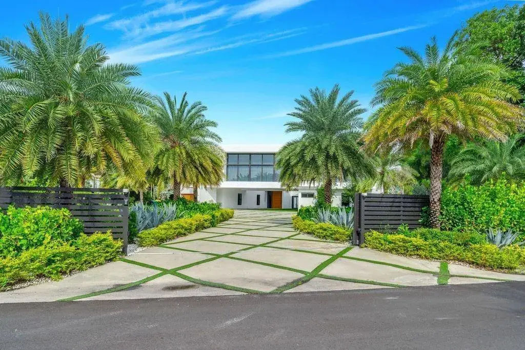 19 Gatehouse Road, Sea Ranch Lakes FL 33308