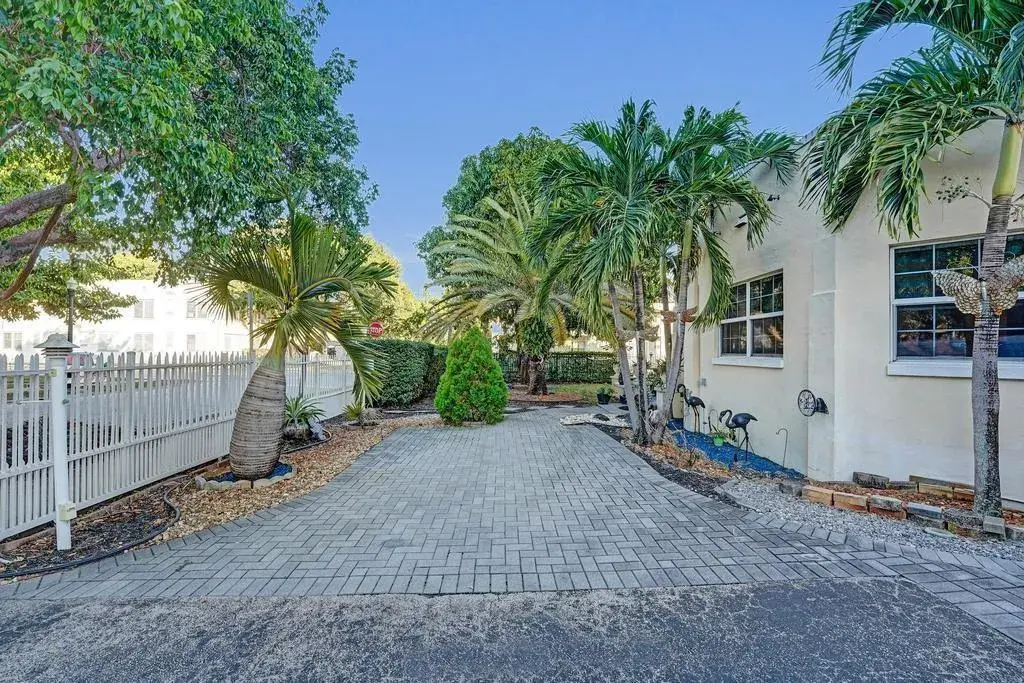 2000 Jackson Street, Hollywood FL 33020