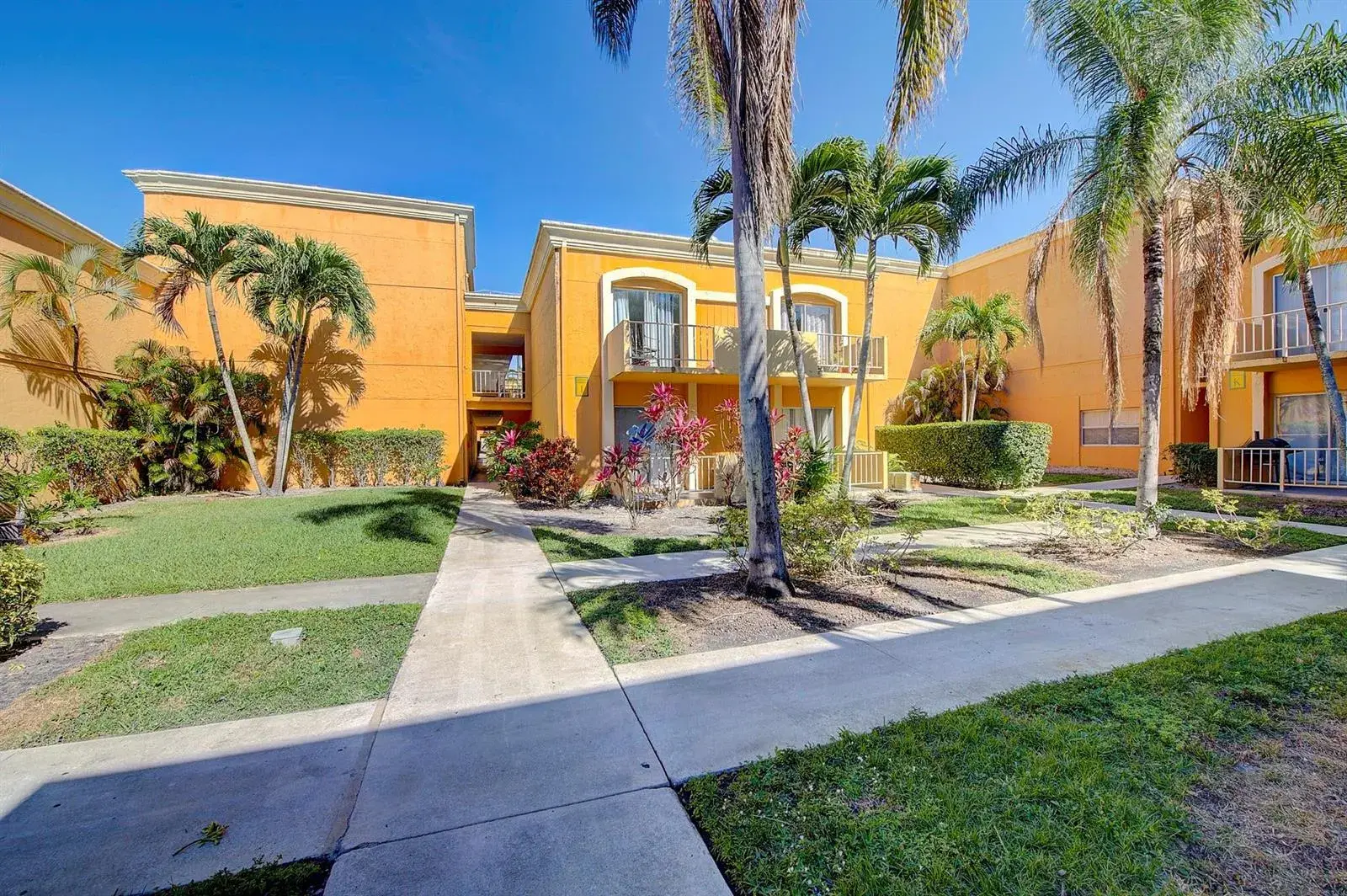2 bedroom 2 bath Residential for sale at 18111 NW 68th Avenue # I210, Hialeah FL 33015