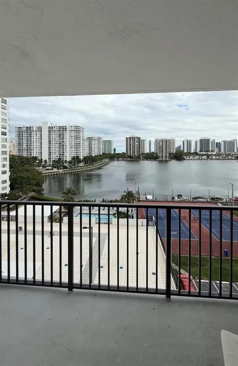 2 bedroom 2 bath Residential for sale at 2750 NE 183rd Street # 709, Aventura FL 33160