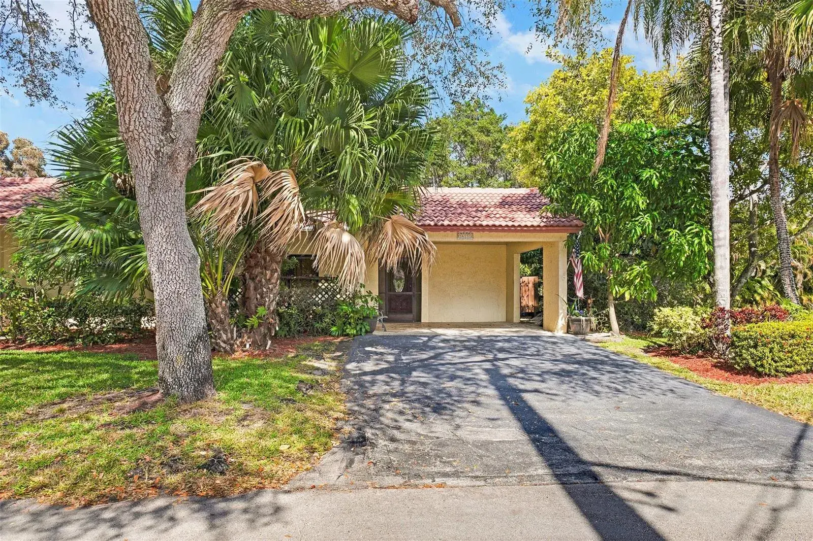 2 bedroom 2 bath Residential for sale at 16131 Laurel Drive # 33, Weston FL 33326