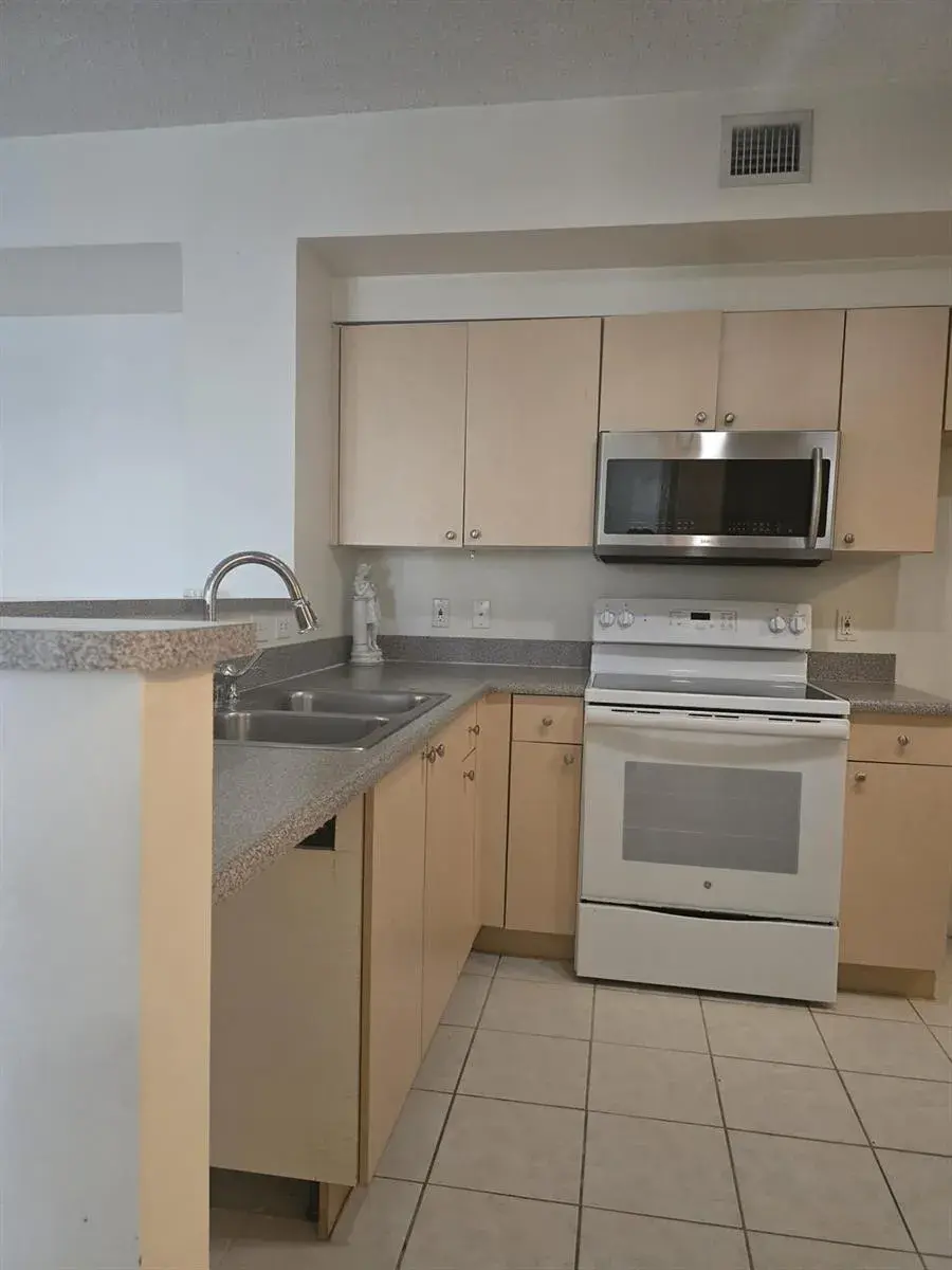 7970 N Nob Hill Road # 205, Tamarac FL 33321