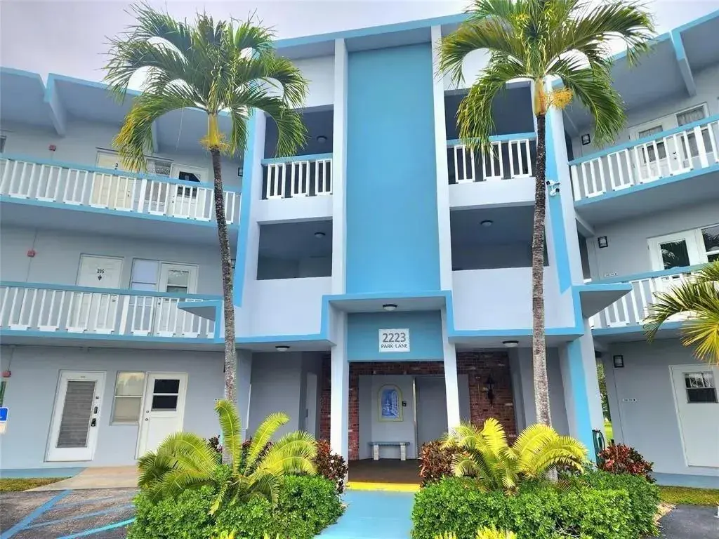 1 bedroom 1 bath Residential for sale at 2223 Park Lane # 302, Hollywood FL 33021