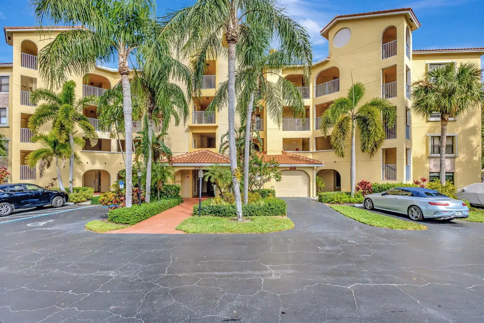 300 Uno Lago Drive # 101, Juno Beach FL 33408