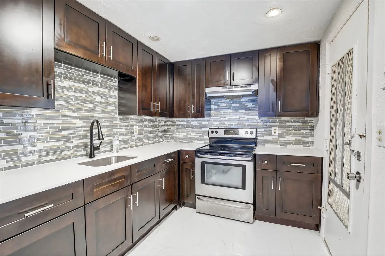 2 bedroom 1 bath Residential for sale at 4770 NW 10th Court # 104, Plantation FL 33313