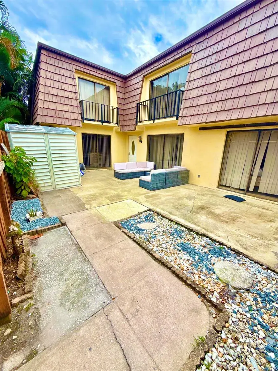 3 bedroom 2 bath Residential for sale at 711 Springdale Circle, Palm Springs FL 33461