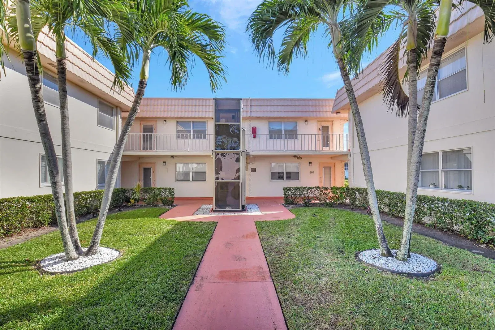2 bedroom 2 bath Residential for sale at 325 Saxony G, Delray Beach FL 33446