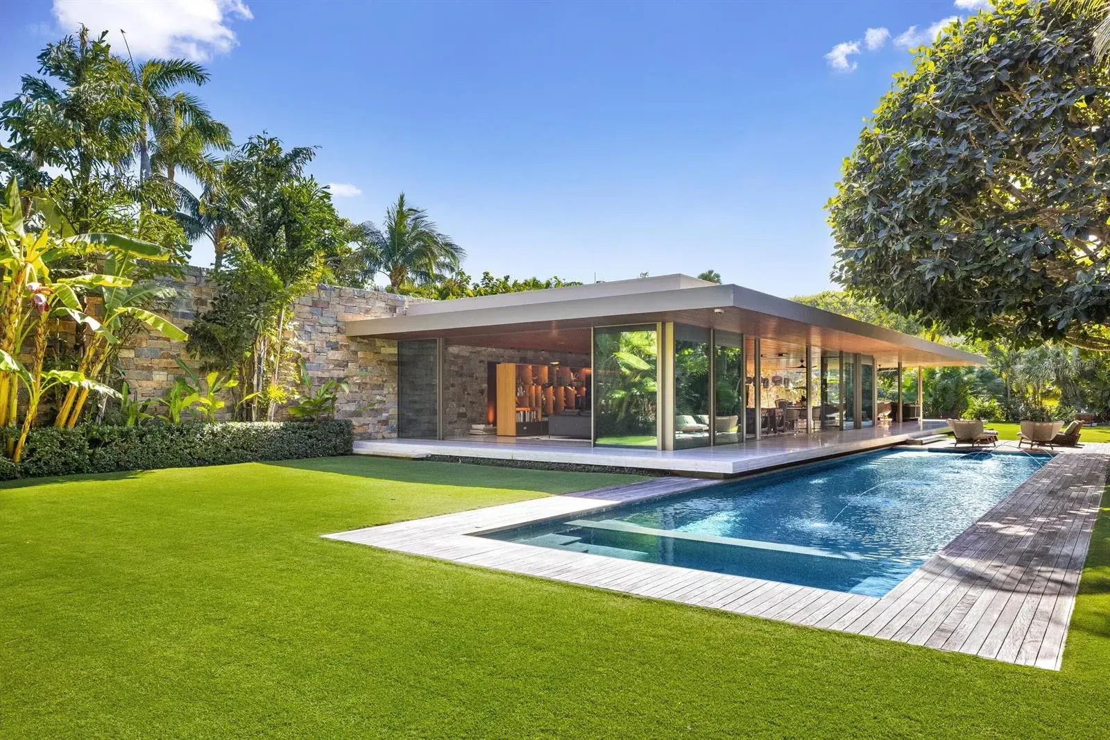 4 bedroom 5 bath Residential for sale at 195 Via Marina, Palm Beach FL 33480