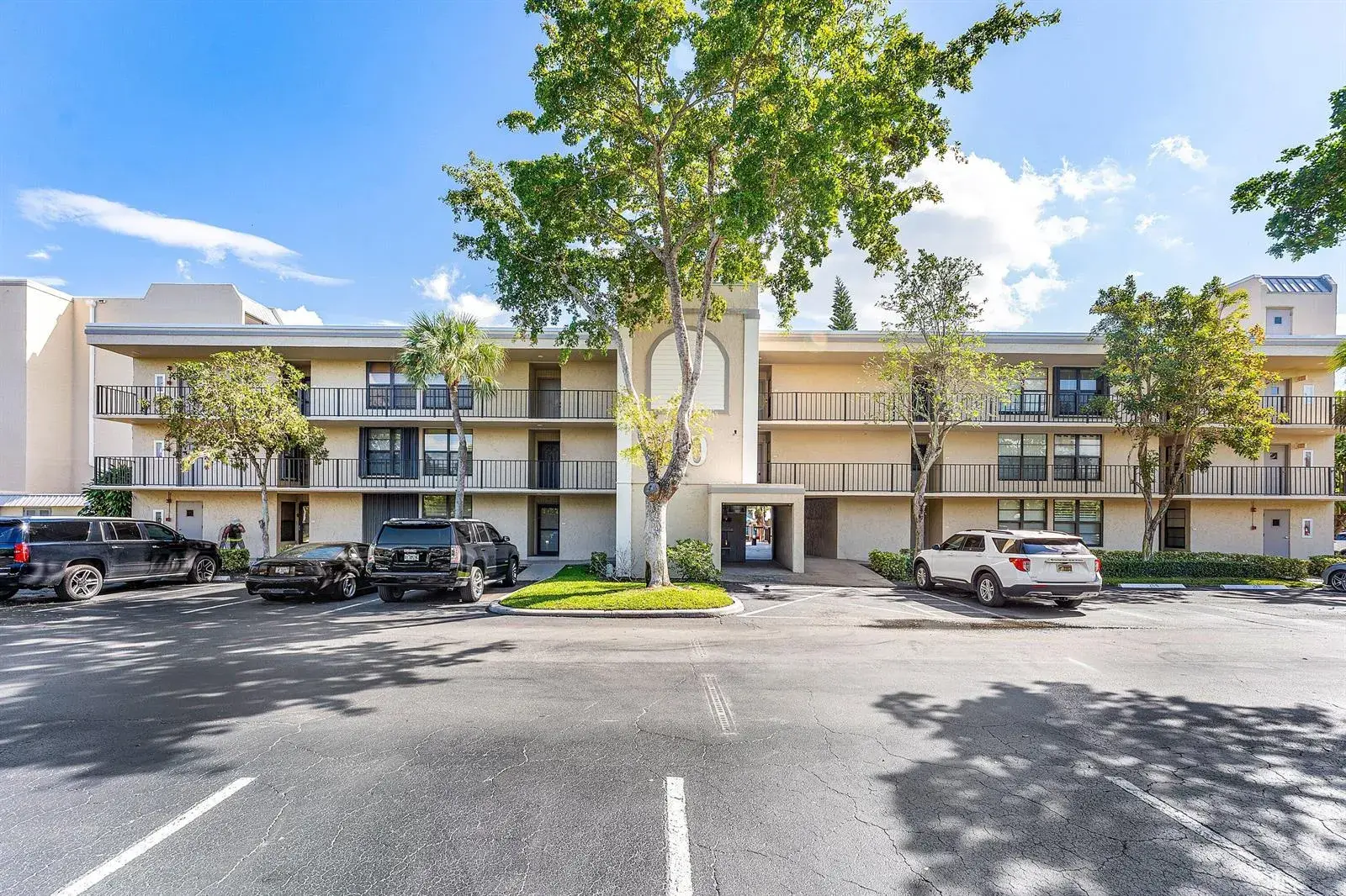 1 bedroom 1 bath Residential for sale at 10 Royal Palm Way # 203, Boca Raton FL 33432