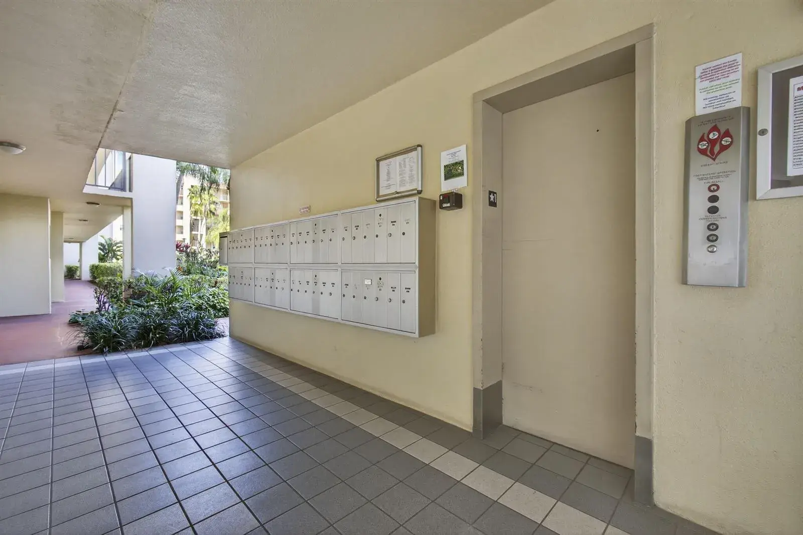 3590 Via Poinciana # 202, Lake Worth FL 33467