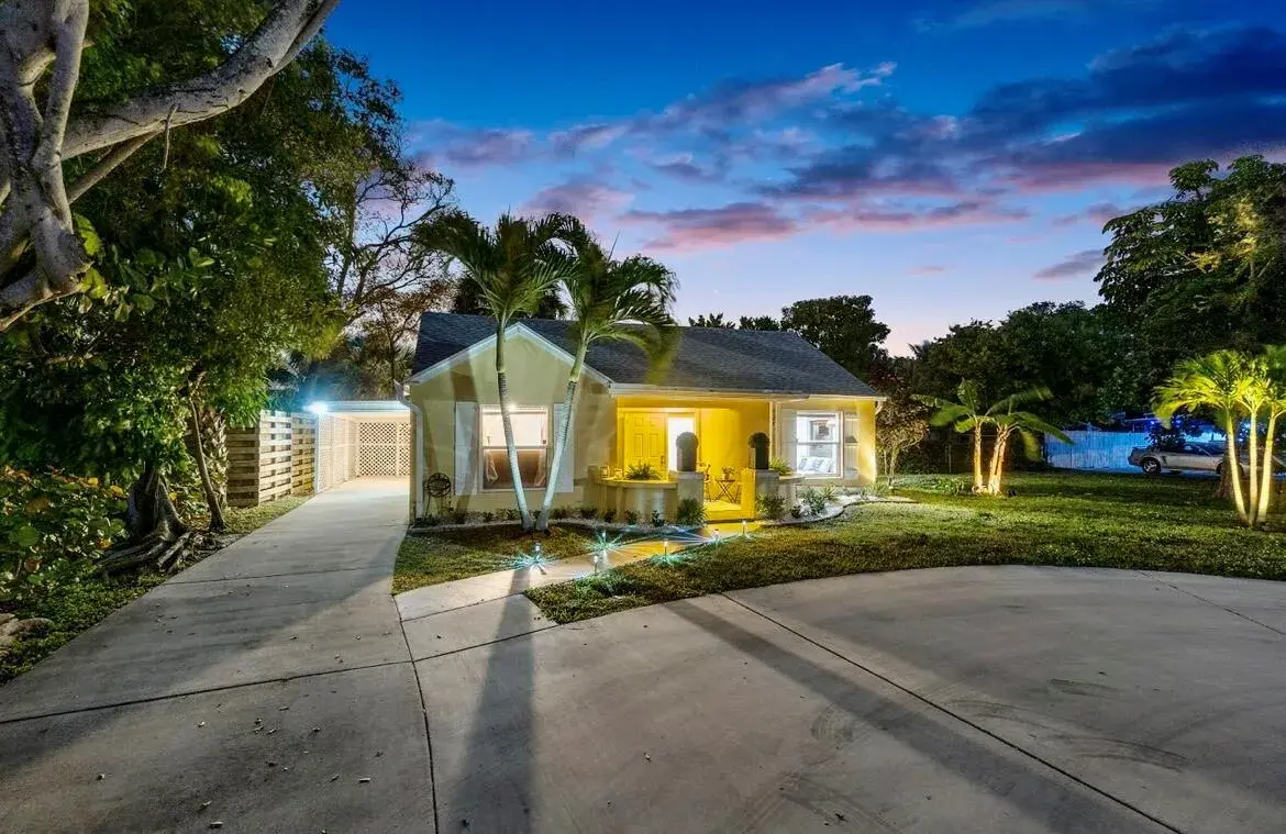 727 S Lake Drive, Lantana FL 33462