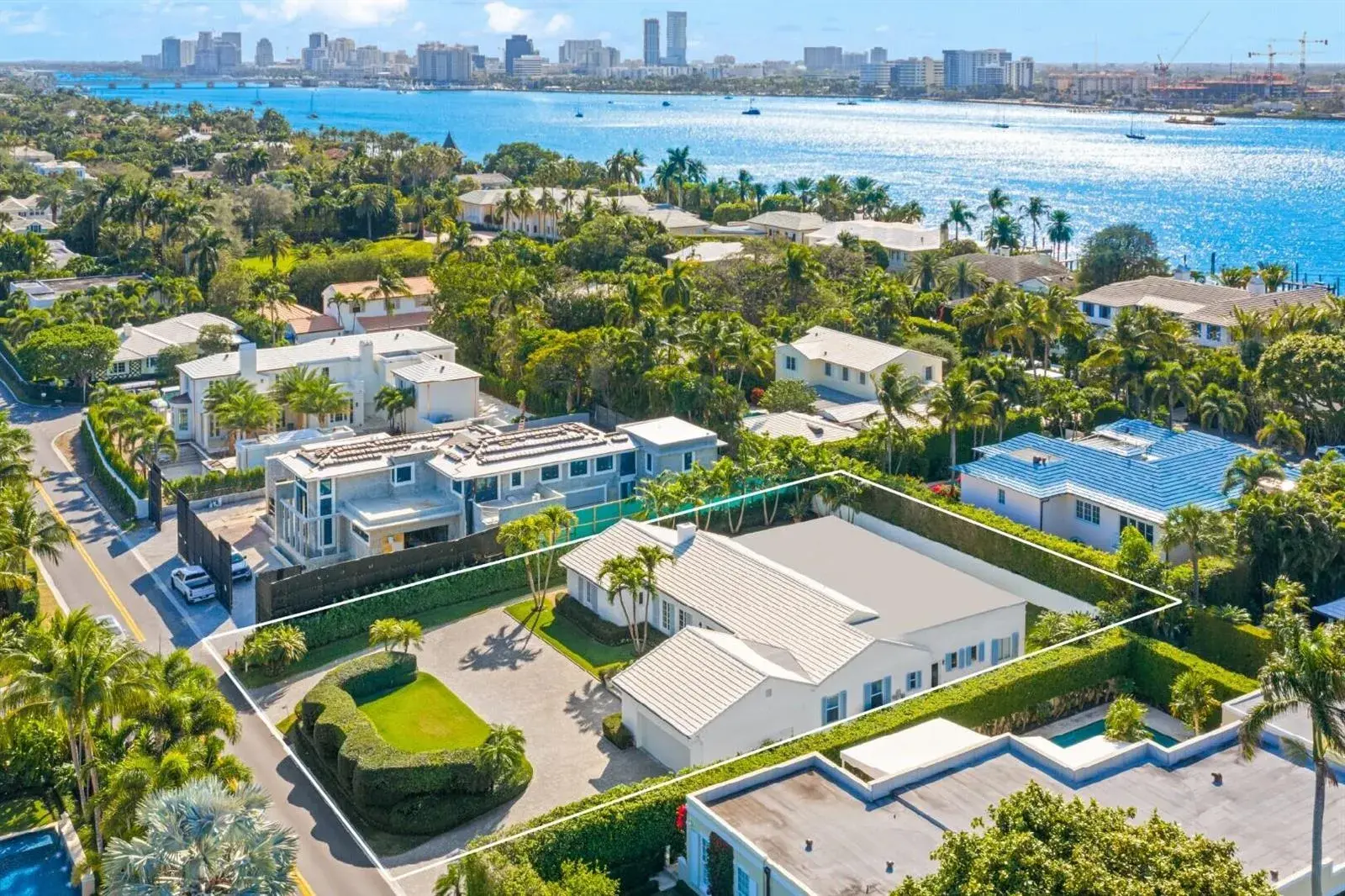4 bedroom 4 bath Residential for sale at 624 N Lake Way, Palm Beach FL 33480