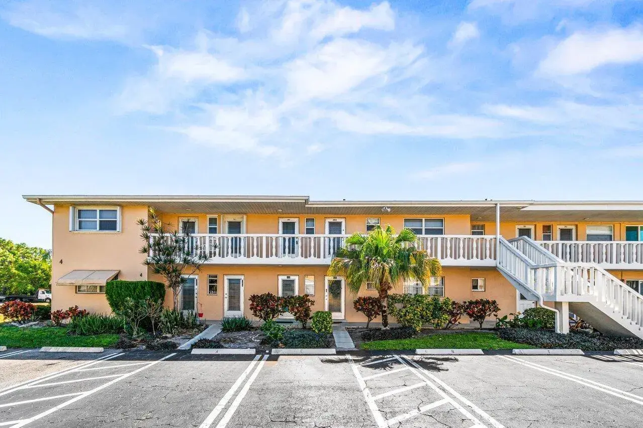 2 bedroom 2 bath Residential for sale at 2121 NE 1st Court # 202, Boynton Beach FL 33435