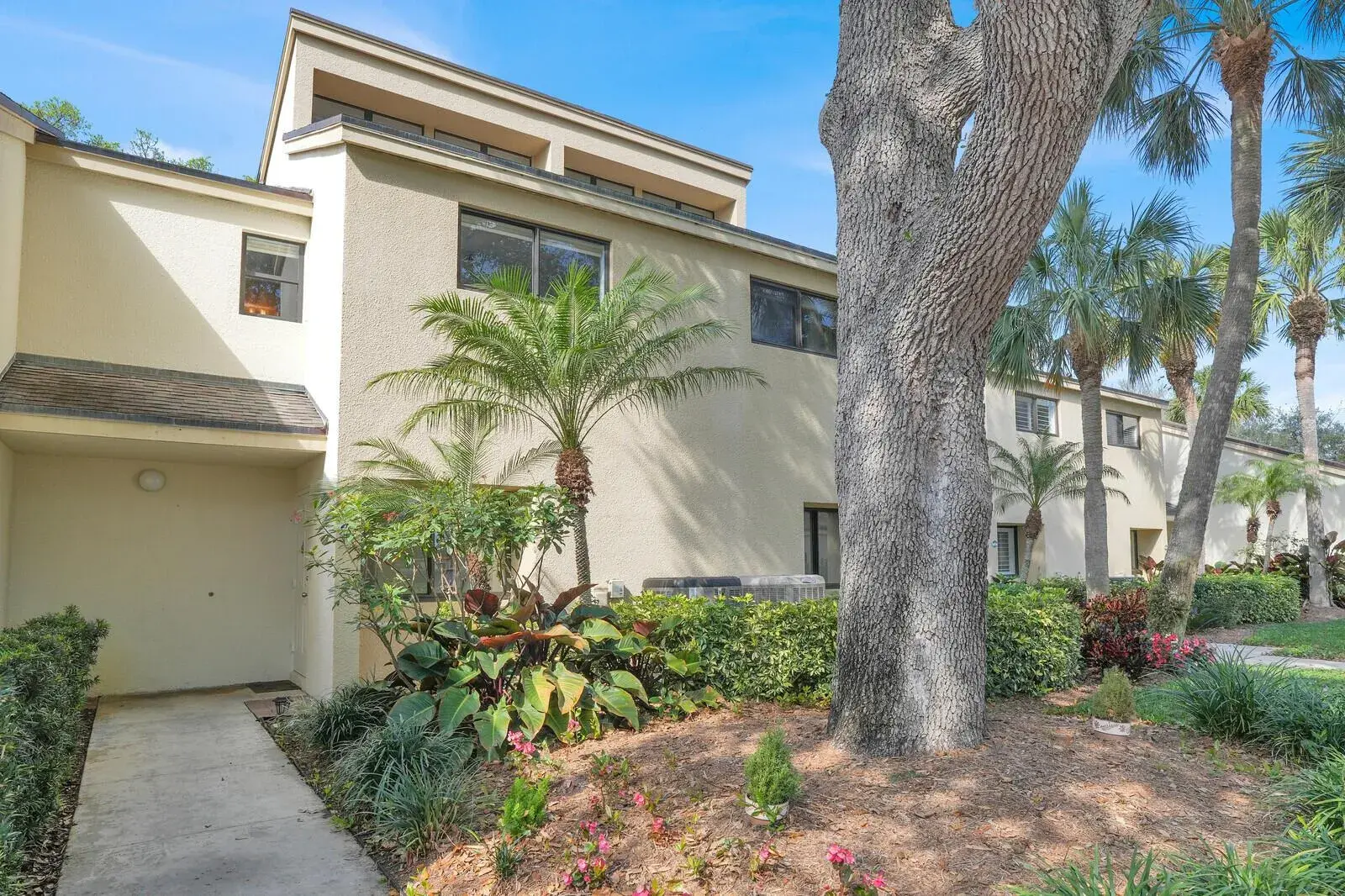 2 bedroom 2 bath Residential for sale at 215 Oak Harbour Drive, Juno Beach FL 33408