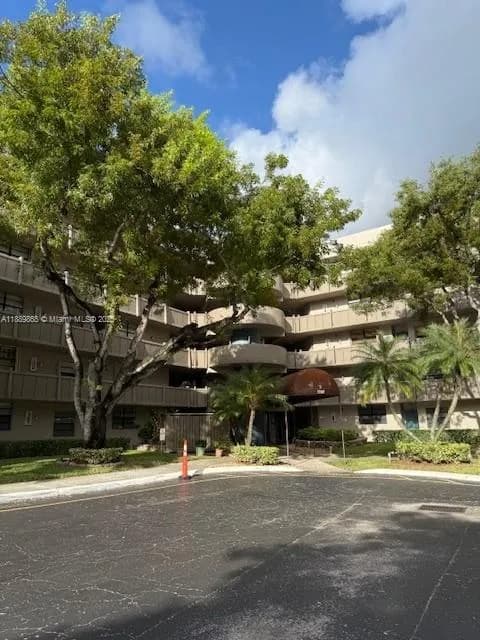 2 bedroom 2 bath for sale at 1000 Colony Point Cir # 203, Pembroke Pines FL 33026