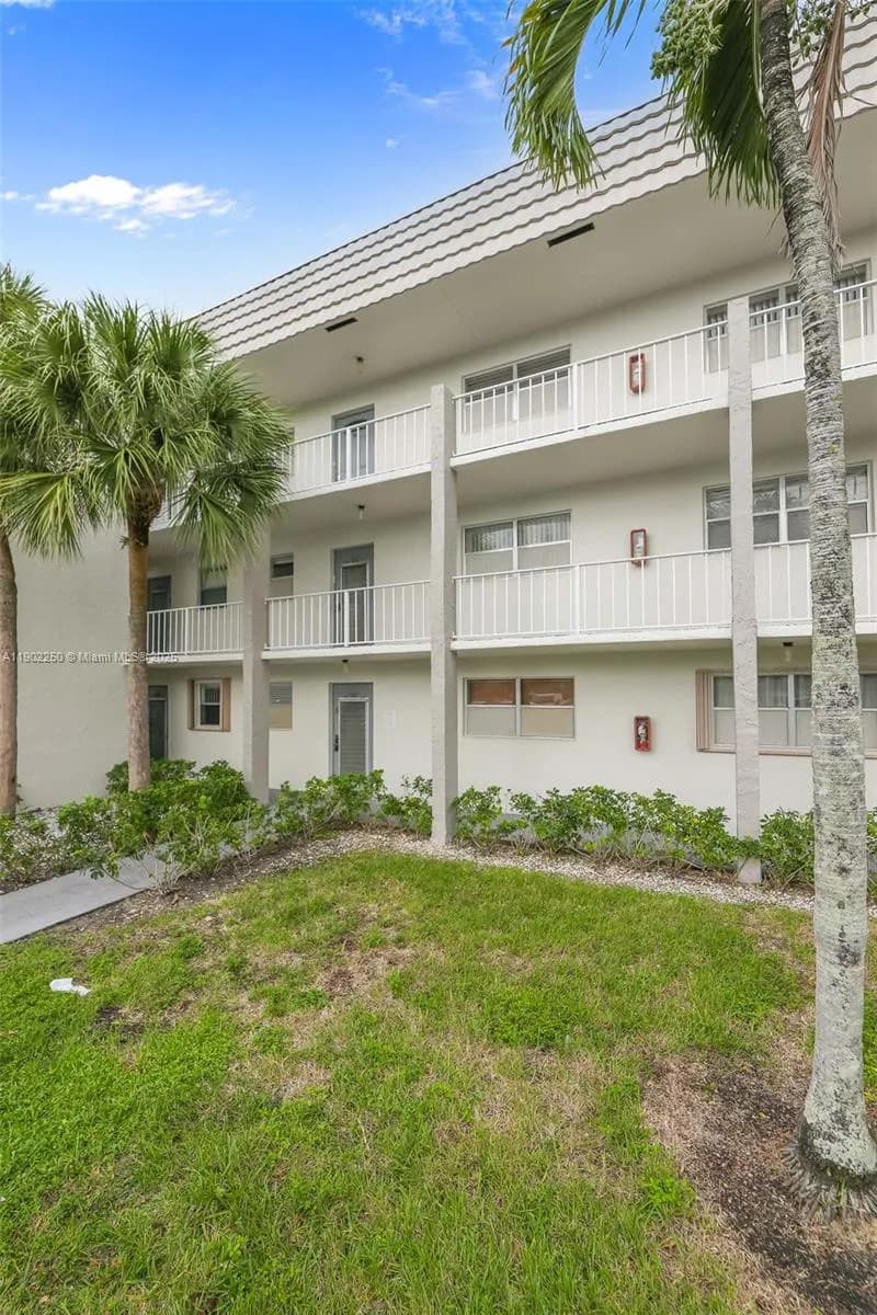 8510 Sunrise Lakes Blvd # 202, Sunrise FL 33322