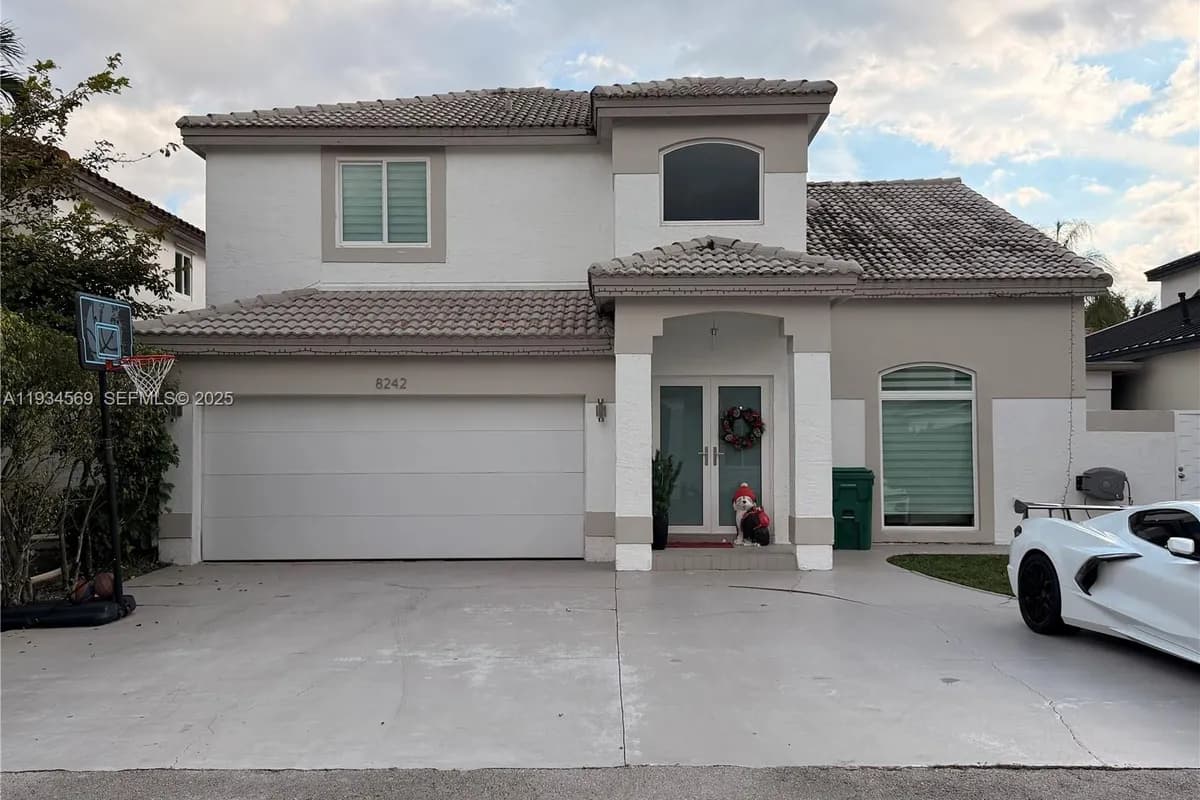 8242 NW 200 TER, Hialeah FL 33015