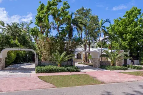 3738 Pine Tree Dr, Miami Beach FL 33140
