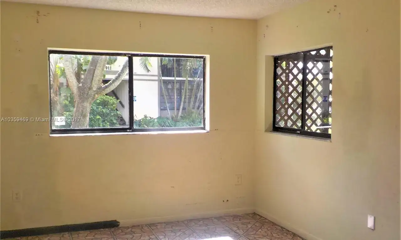 915 NE 199th St # 15, Miami FL 33179 photo 3