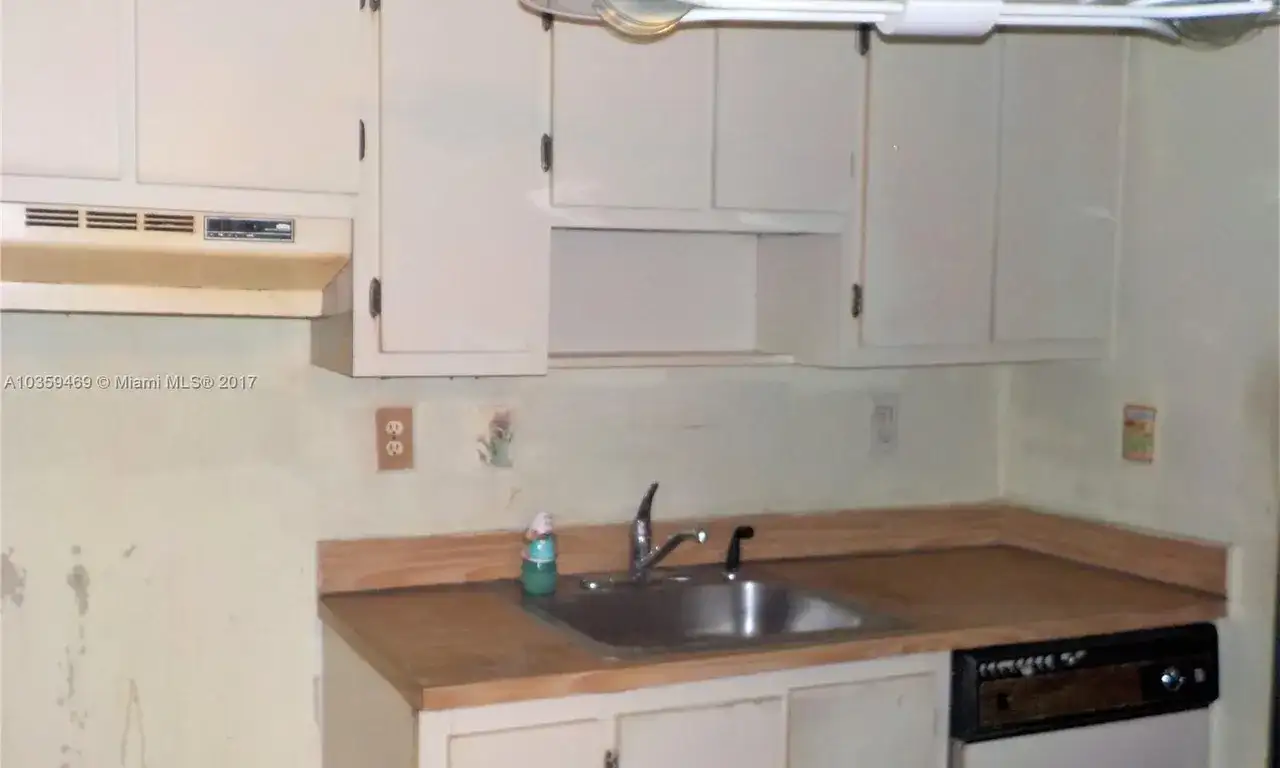 915 NE 199th St # 15, Miami FL 33179 photo 5