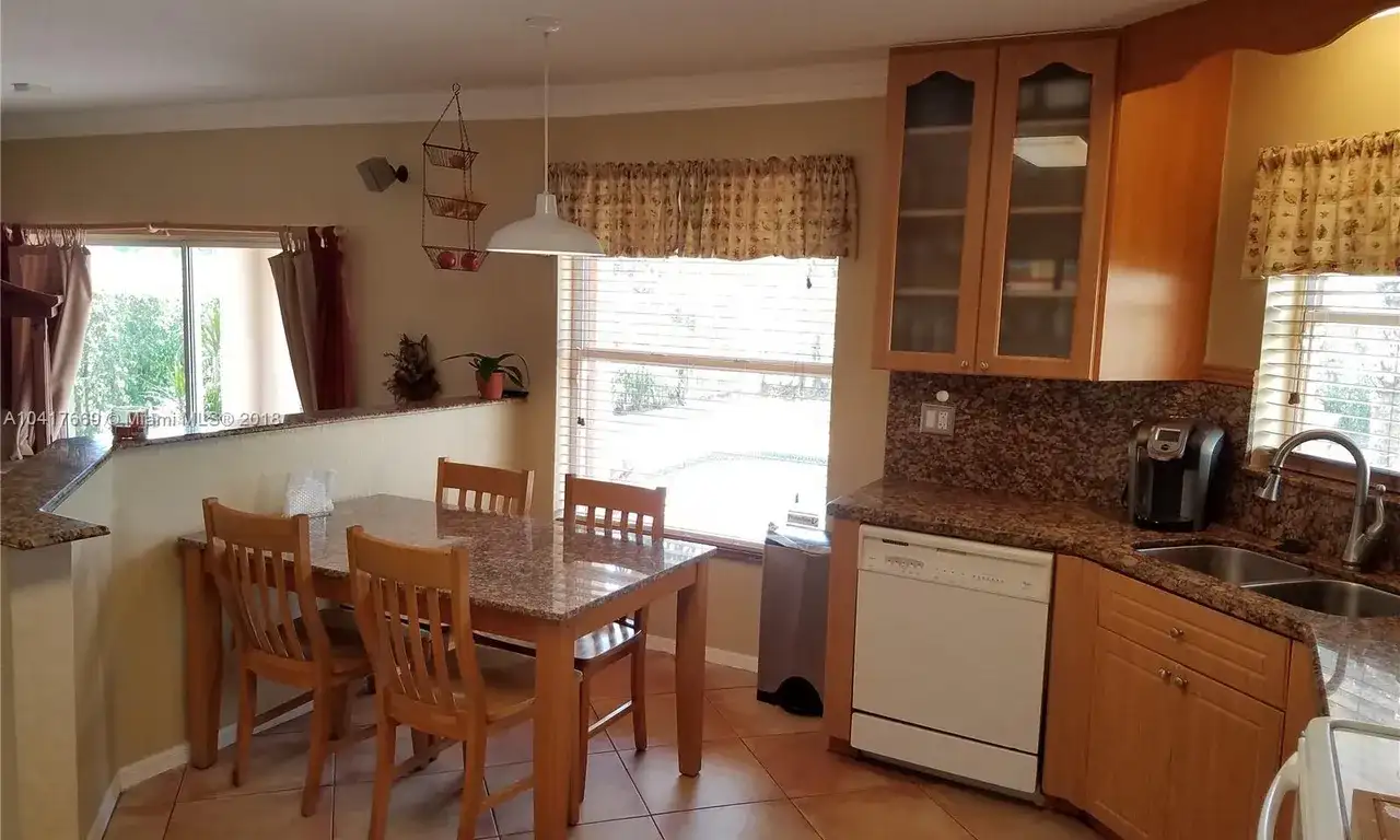 15640 SW 16th Ct, Pembroke Pines FL 33027 photo 4