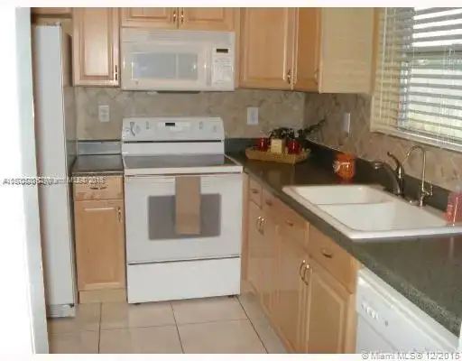 8831 NW 13th St, Pembroke Pines FL 33024 photo 2