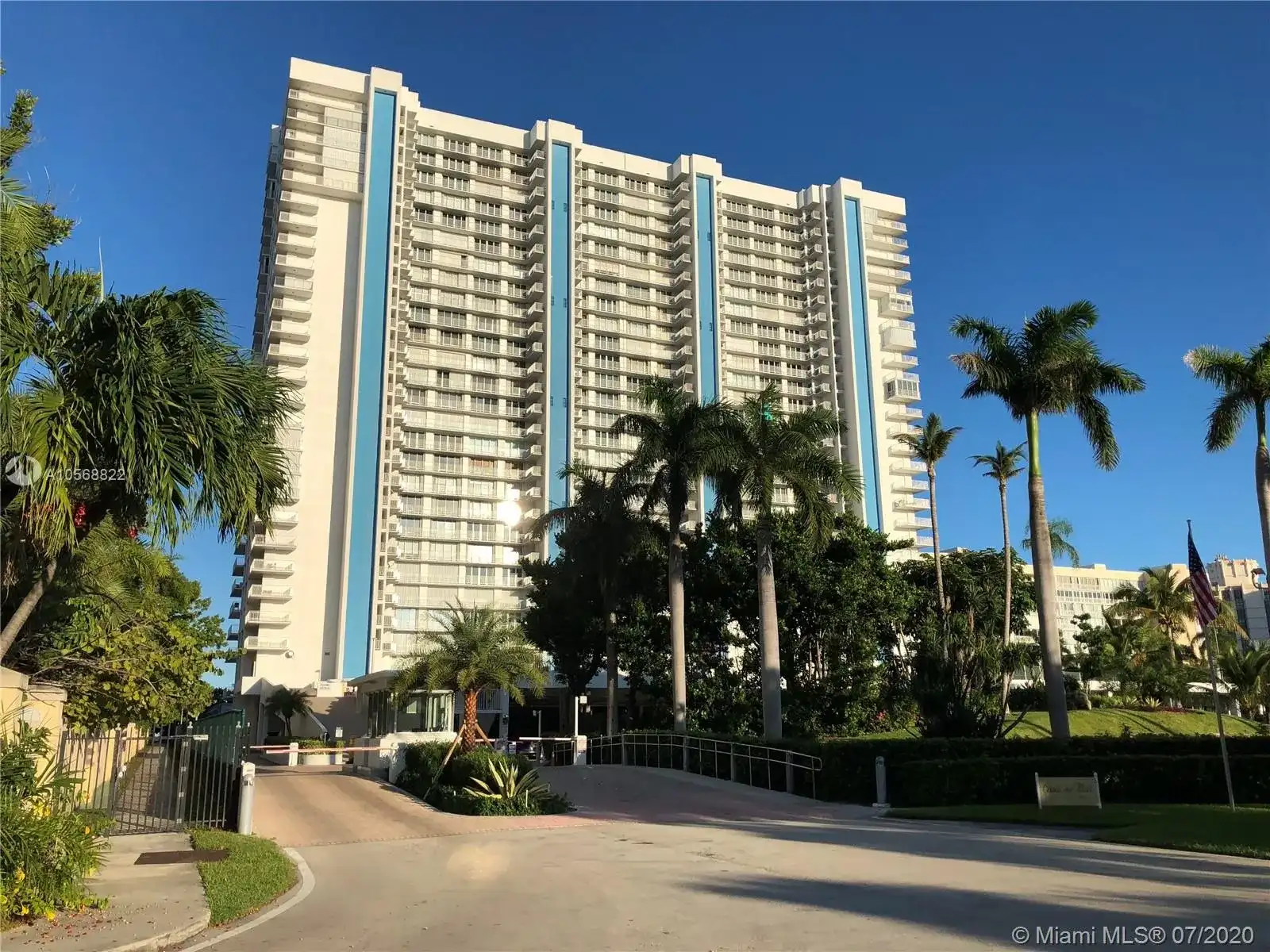 881 Ocean Dr, Key Biscayne FL 33149