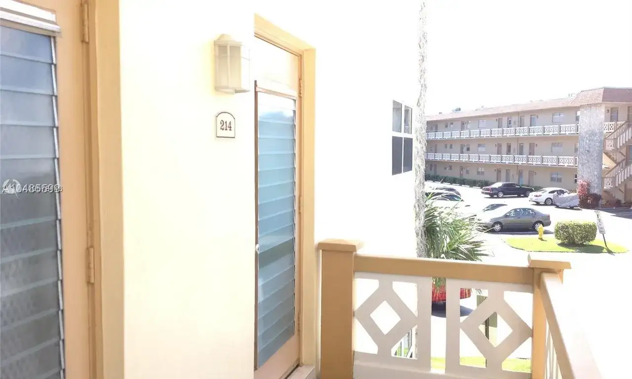 5181 W Oakland Park Blvd # 214, Lauderdale Lakes FL 33313 photo 2